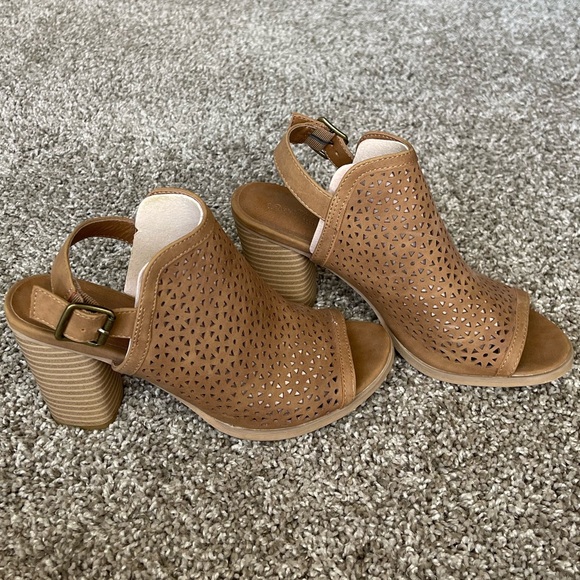 Universal Thread Size 8.5 Heels/Wedges; Cognac/Brown/Tan - Picture 2 of 4